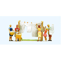 Preiser - Women Hanging Laundry - 10050