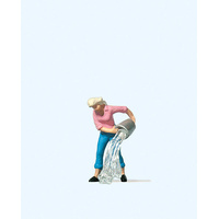 Preiser - Lady With Bucket Of Water Cleaning Floor - 28049