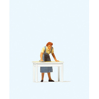 Preiser - Housewife Cleaning The Table - 28134