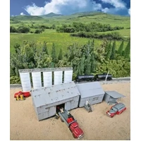 Walthers - HO Trackside Oil Dealer with Tanks